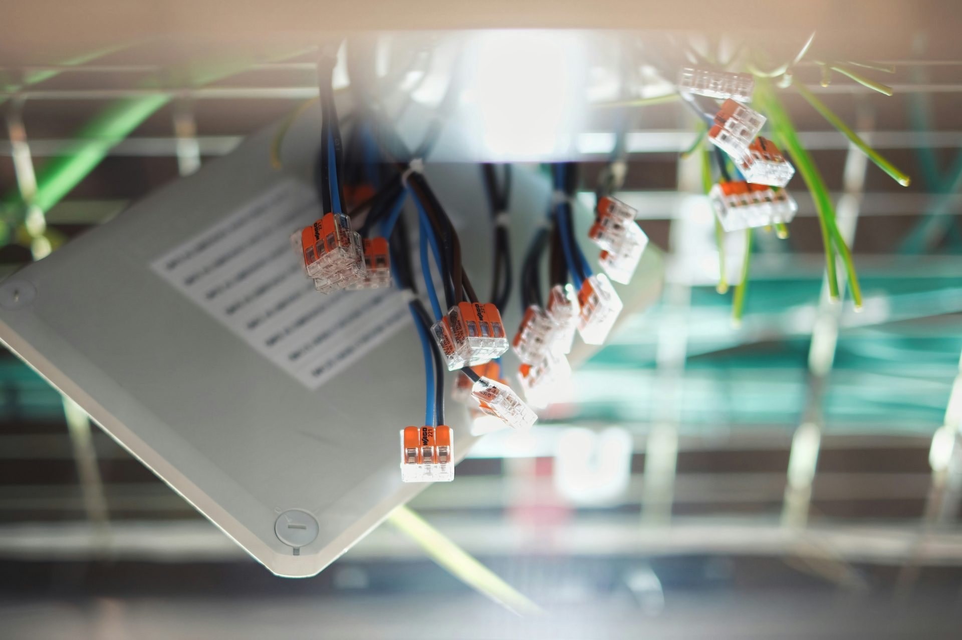 Kabel und elektrische Verbindungen