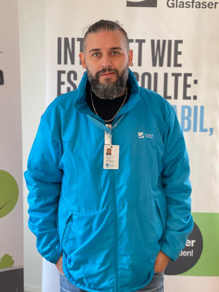 Mann mit blauer Jacke und Bart, Buelicom