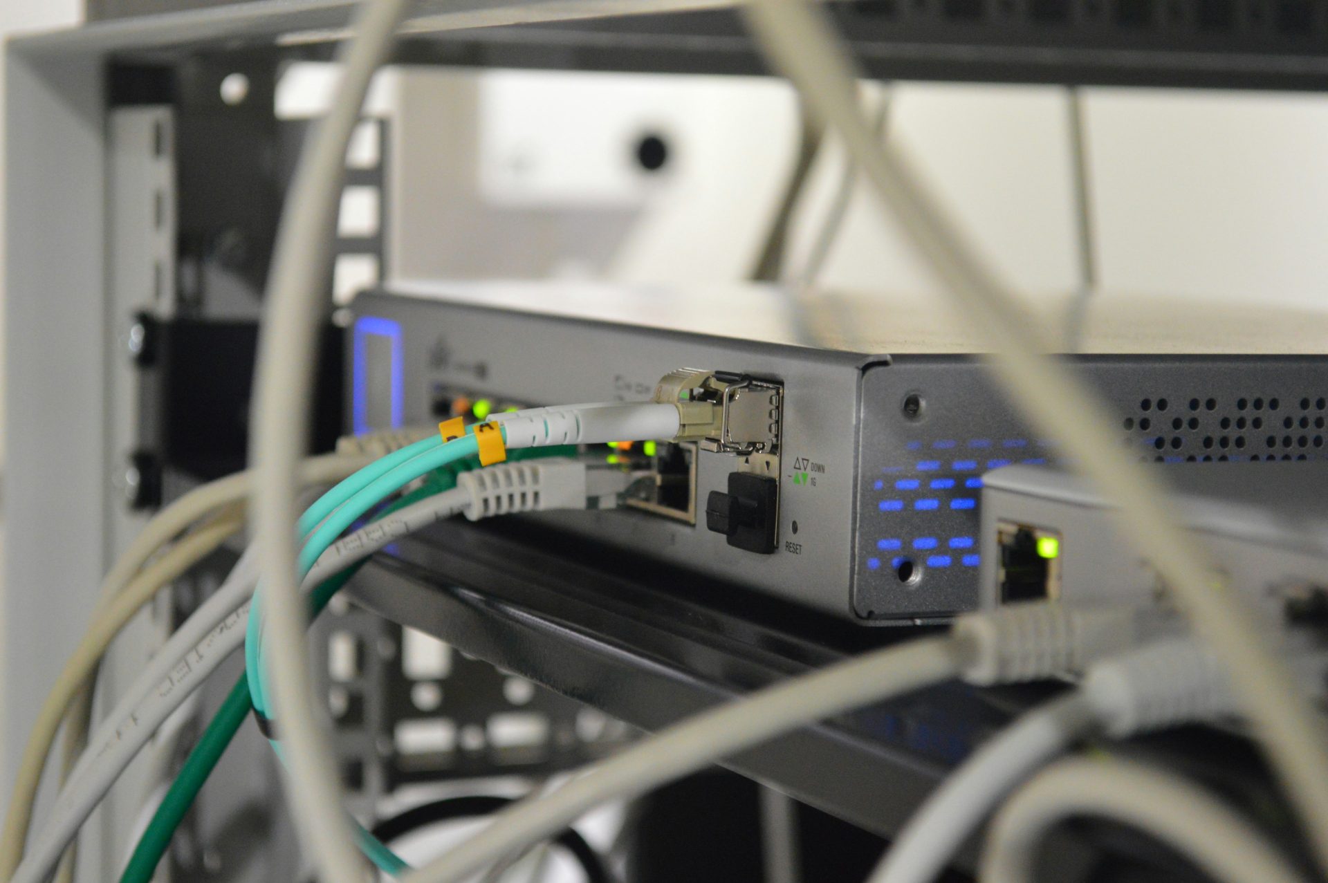 Eingesteckte Kabel an einem Gerät, Buelicom